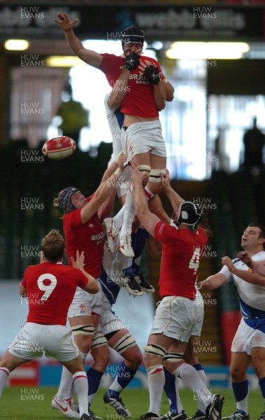 26.08.07 - Wales v France - Invesco Perpetual 2007 Summer Series - Wales' Jonathan Thomas wins line-out ball 