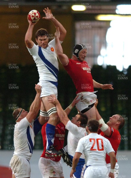26.08.07 - Wales v France - Invesco Perpetual 2007 Summer Series - France's Fabien Pelous beats Ian Gough to line-out ball 