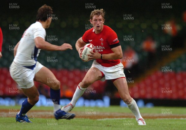 26.08.07 - Wales v France - Invesco Perpetual 2007 Summer Series - Wales' Jamie Robinson looks for space 