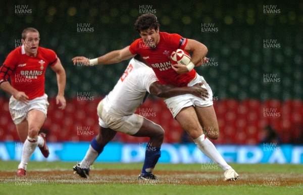 26.08.07 - Wales v France - Invesco Perpetual 2007 Summer Series - Wales' Mike Phillips takes on France's Serge Betsen 