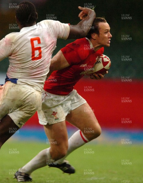 26.08.07 - Wales v France - Invesco Perpetual 2007 Summer Series - Wales' Mark Jones takes on France's Serge Betsen 