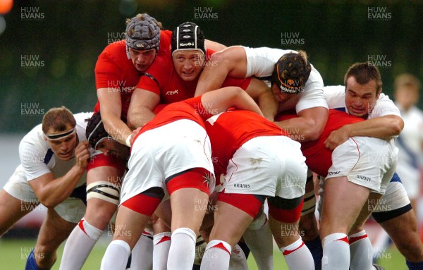 26.08.07 - Wales v France - Invesco Perpetual 2007 Summer Series - Wales' Ian Gough(C) and Alun Wyn Jones(L) 