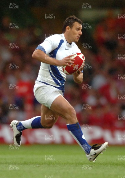 26.08.07 - Wales v France - Invesco Perpetual 2007 Summer Series - France's Lionel Beauxis 
