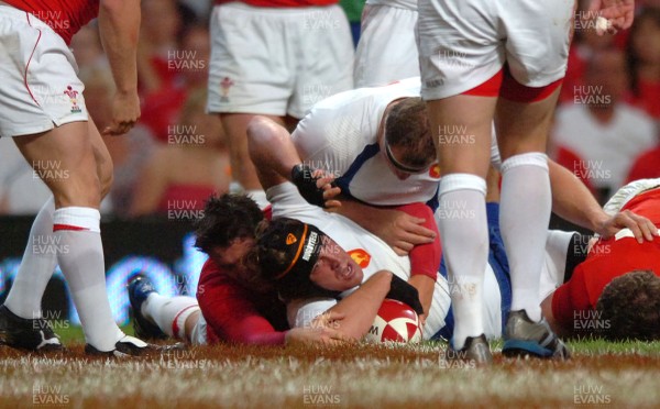 26.08.07 - Wales v France - Invesco Perpetual 2007 Summer Series - France's Jerome Thion scores try 