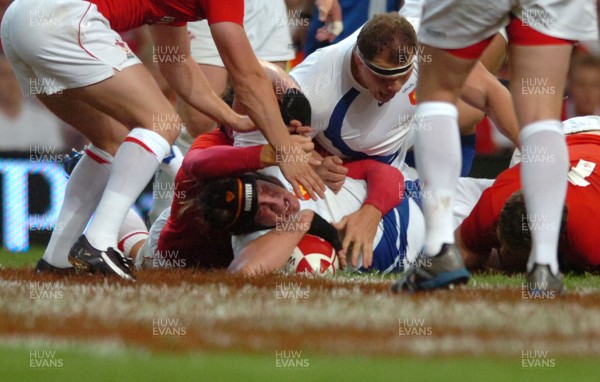 26.08.07 - Wales v France - Invesco Perpetual 2007 Summer Series - France's Jerome Thion scores try 
