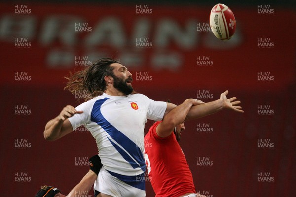 26.08.07  Wales v France... Wales Jonathan Thomas is beaten by Sebastien Chabal 