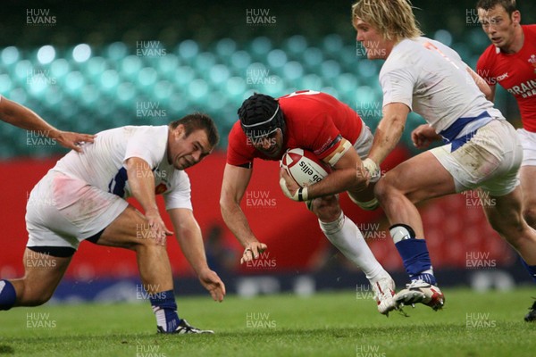 26.08.07  Wales v France... Wales Jonathan Thomas takes on Nicolas Mas and Remy Martin 
