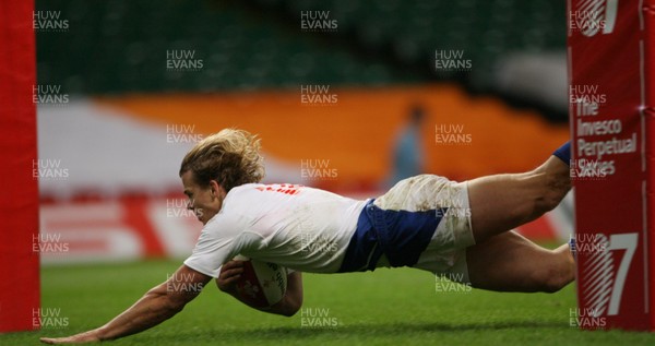 26.08.07  Wales v France... France's Aurelien Rougerie scoring France's third try 