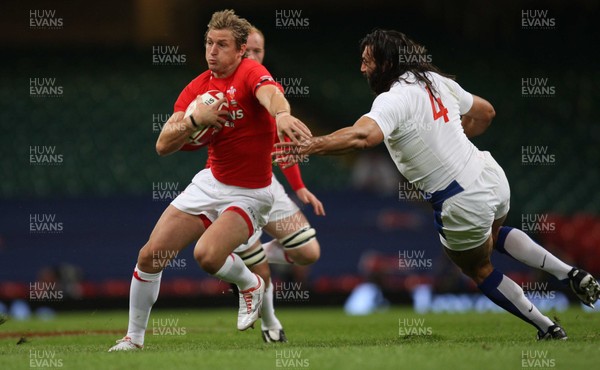26.08.07 - Wales v France -  Wales' Jamie Robinson breaks past France's Sebastien Chabal 