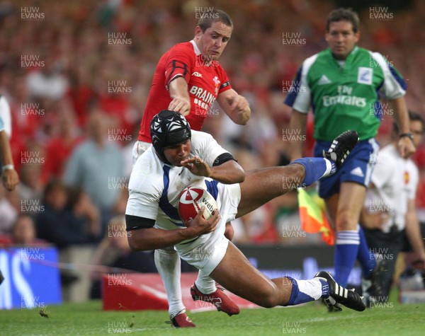26.08.07 - Wales v France -  Wales' Shane Williams tackles France's Damien Traille 