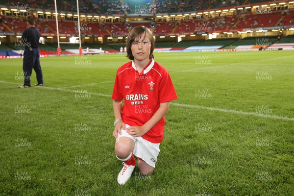 26.08.07  Wales v France... Mascot Jonathan David Rees . 