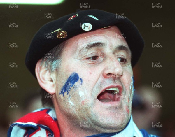 280899 - Wales 34 v 23 France - France Tour Match -  French fan