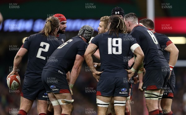 181117 - Wales v Georgia - Under Armour Series 2017 - Forwards huddle before a line out