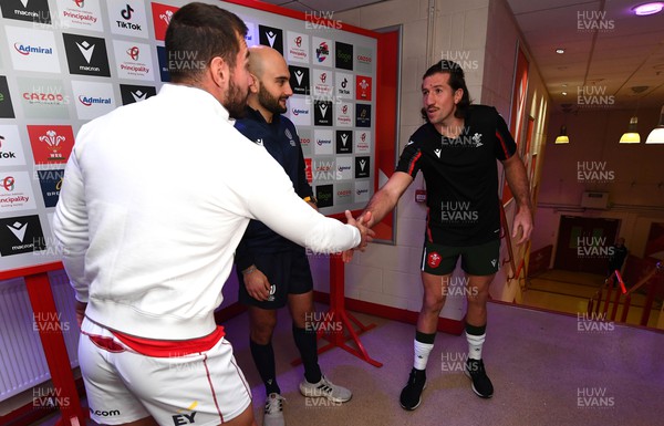 191122 - Wales v Georgia - Autumn Nations Series - Merab Sharikadze of Georgia, Referee Andrea Piardi and Justin Tipuric of Wales during coin toss