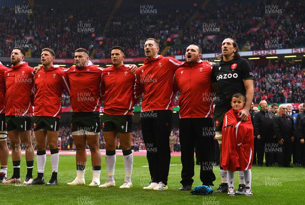 191122 - Wales v Georgia - Autumn Nations Series - Mascot with Justin Tipuric of Wales during anthems