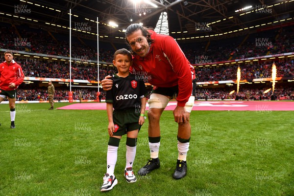 191122 - Wales v Georgia - Autumn Nations Series - Mascot and Justin Tipuric