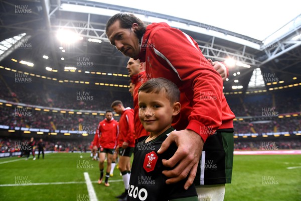 191122 - Wales v Georgia - Autumn Nations Series - Mascot and Justin Tipuric