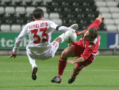 20.08.08 Wales vs. Georgia. Nationwide International Friendly. The Liberty Stadium, Swansea. Levan Khmaladze(33) & David Vaughan battle for the ball. 