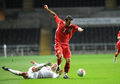 20.08.08 - International Football Friendly Wales v Georgia Wales' Simon Davies is challenged by Georgia's Zurab Khizanishvili 