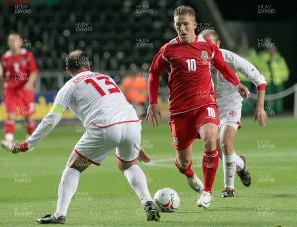 20.08.08 Wales vs. Georgia. Nationwide International Friendly. The Liberty Stadium, Swansea. Freddy Eastwood shows close control as he takes on Zurab Khizanishvili. 