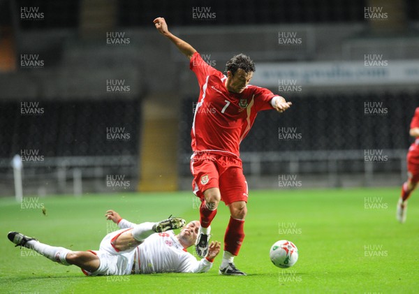 20.08.08 - International Football Friendly Wales v Georgia Wales' Simon Davies is challenged by Georgia's Zurab Khizanishvili 
