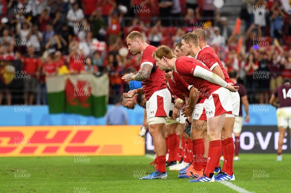 230919 - Wales v Georgia - Rugby World Cup 2019 - Pool D - The Wales team bow to the crowd at full time