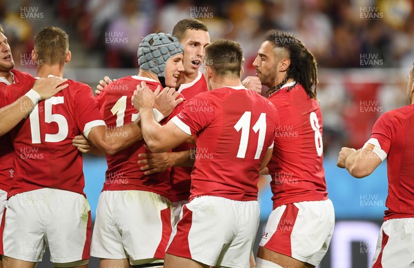 230919 - Wales v Georgia - Rugby World Cup 2019 - Pool D - Jonathan Davies celebrates with George North of Wales and team mates after scoring a try