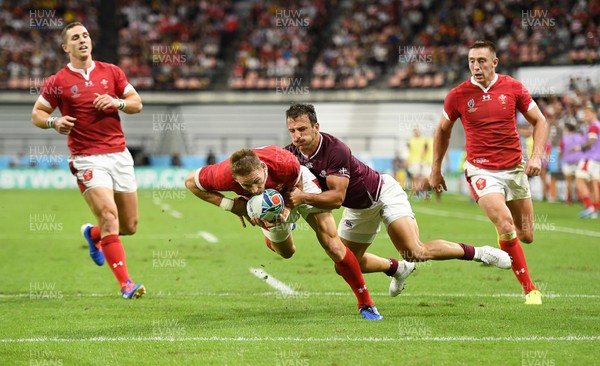 230919 - Wales v Georgia - Rugby World Cup 2019 - Pool D - Liam Williams of Wales beats Soso Matiashvili of Georgia to score a try, securing their bonus point