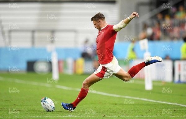 230919 - Wales v Georgia - Rugby World Cup 2019 - Pool D - Dan Biggar of Wales kicks the conversion