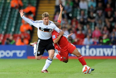 01.04.09 - Wales v Germany - 2010 FIFA World Cup Qualifying Group 4 - Wales' Rob Earnshaw is challenged by Germany's Thomas Hitzlsperger. 