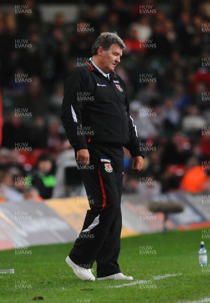 01.04.09 - Wales v Germany - World Cup 2010 - Qualifying Group 4 Wales Manager John Toshack  