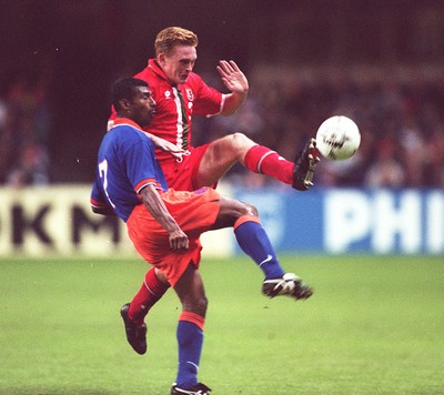 051096 - Wales v Holland - Mark Pembridge of Wales challenges Aron Winter