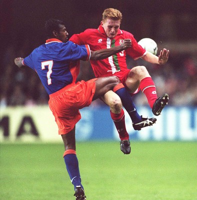 051096 - Wales v Holland - Mark Pembridge of Wales challenges Aron Winter
