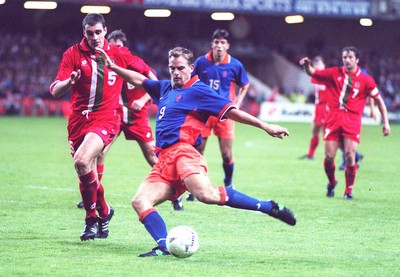 051096 - Wales v Holland - Ronald de Boer of Holland strikes