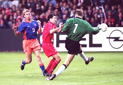 051096 - Wales v Holland - Dean Saunders of Wales breaks between Edwin van der Sar (1) and Stan Valckx