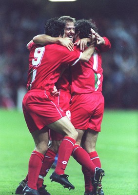 051096 - Wales v Holland - Dean Saunders (9), John Robinson (centre) and Barry Horne celebrate goal