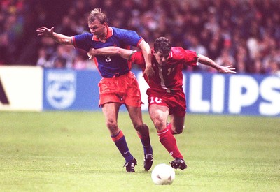 051096 - Wales v Holland - Mark Hughes of Wales and Stan Valckx battle for the ball