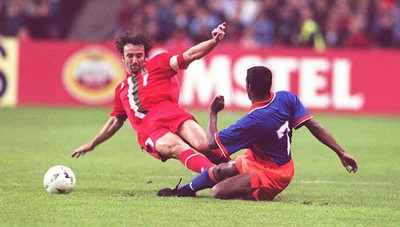 051096 - Wales v Holland - Batty Horne of Wales and Aron Winter battle for the ball