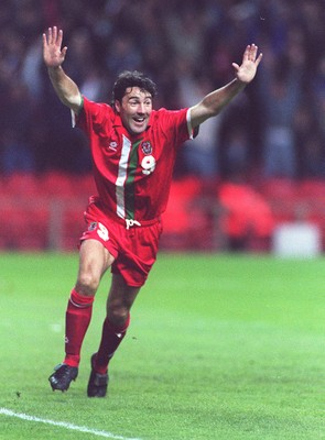 051096 - Wales v Holland - Dean Saunders of Wales celebrates goal