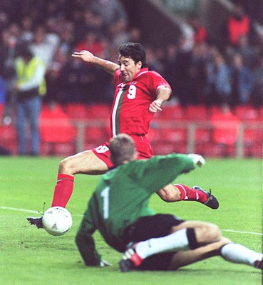 051096 - Wales v Holland - Dean Saunders of Wales scores past Edwin Van der Sar
