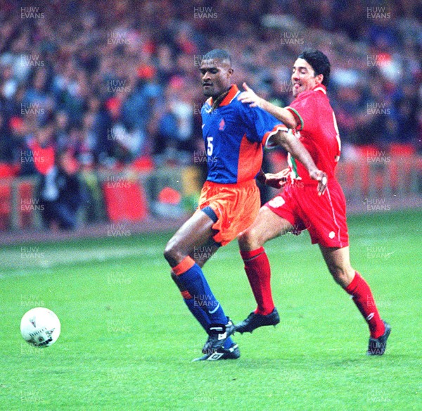051096 - Wales v Holland - Dean Saunders of Wales challenged Winston Bogarde