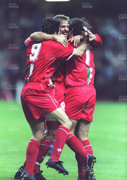 051096 - Wales v Holland - Dean Saunders (9), John Robinson (centre) and Barry Horne celebrate goal