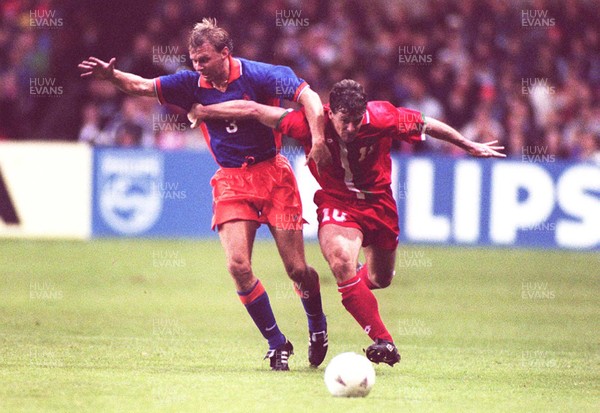 051096 - Wales v Holland - Mark Hughes of Wales and Stan Valckx battle for the ball