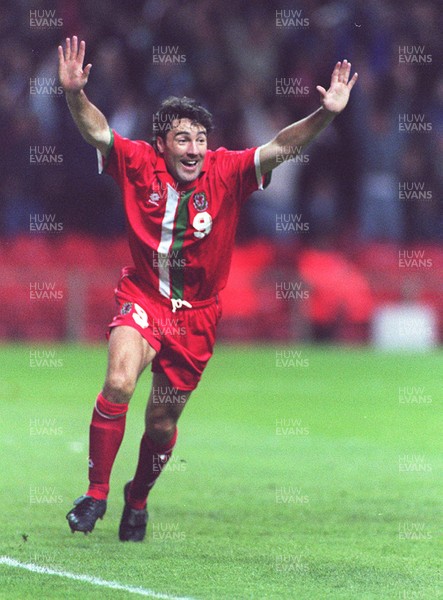 051096 - Wales v Holland - Dean Saunders of Wales celebrates goal
