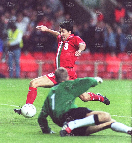 051096 - Wales v Holland - Dean Saunders of Wales scores past Edwin Van der Sar