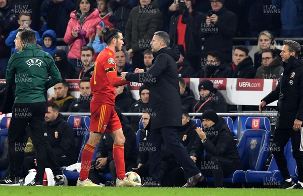 191119 - Wales v Hungary - UEFA Euro Championship Qualifying - Gareth Bale of Wales and Wales manager Ryan Giggs