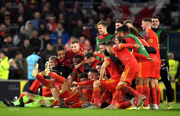 191119 - Wales v Hungary - UEFA Euro Championship Qualifying - Wales players celebrate at the end of the game
