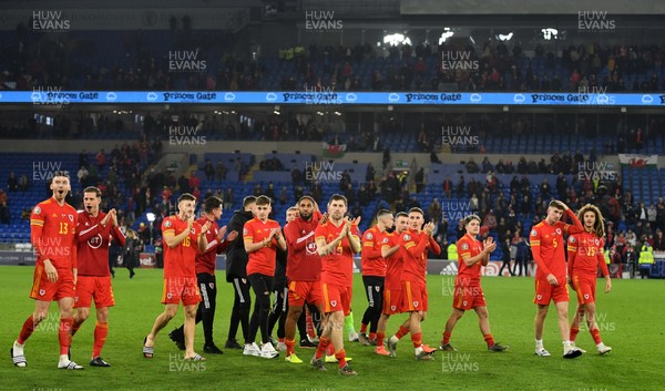 191119 - Wales v Hungary - UEFA Euro Championship Qualifying - Wales players celebrate at the end of the game