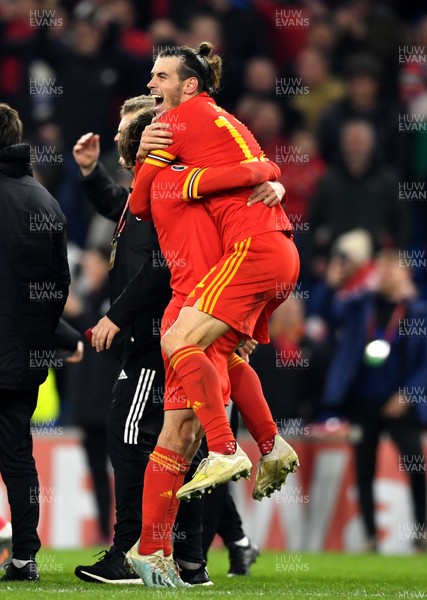 191119 - Wales v Hungary - UEFA Euro Championship Qualifying - Joe Allen and Gareth Bale of Wales celebrate at the end of the game