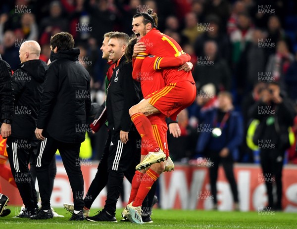 191119 - Wales v Hungary - UEFA Euro Championship Qualifying - Joe Allen and Gareth Bale of Wales celebrate at the end of the game